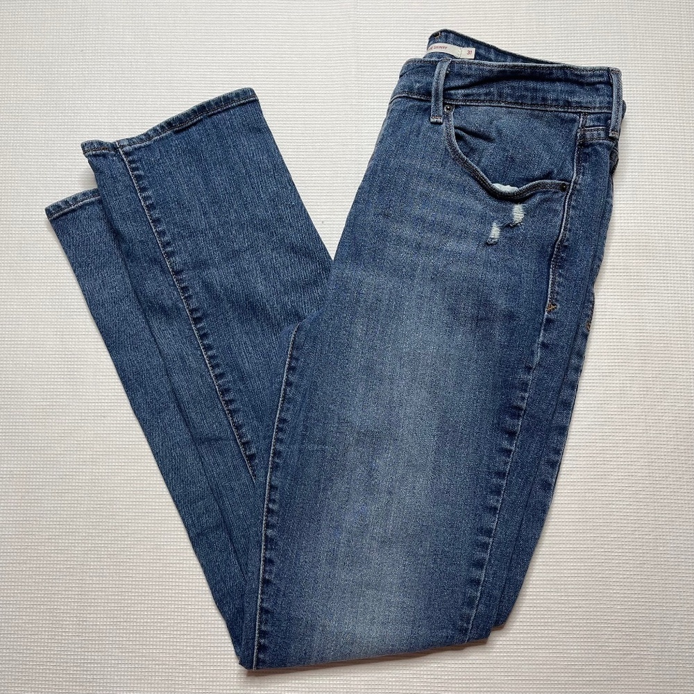 Levis Medium Washed Mid Rise Skinny Jeans (31)‎